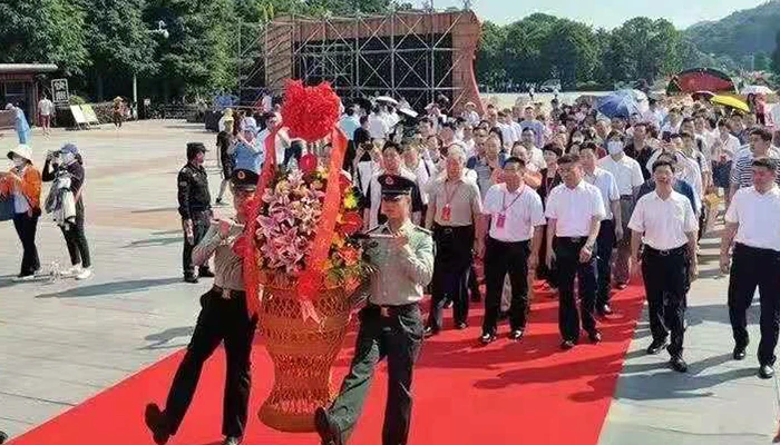 图为向毛泽东主席铜像敬献花篮场景0