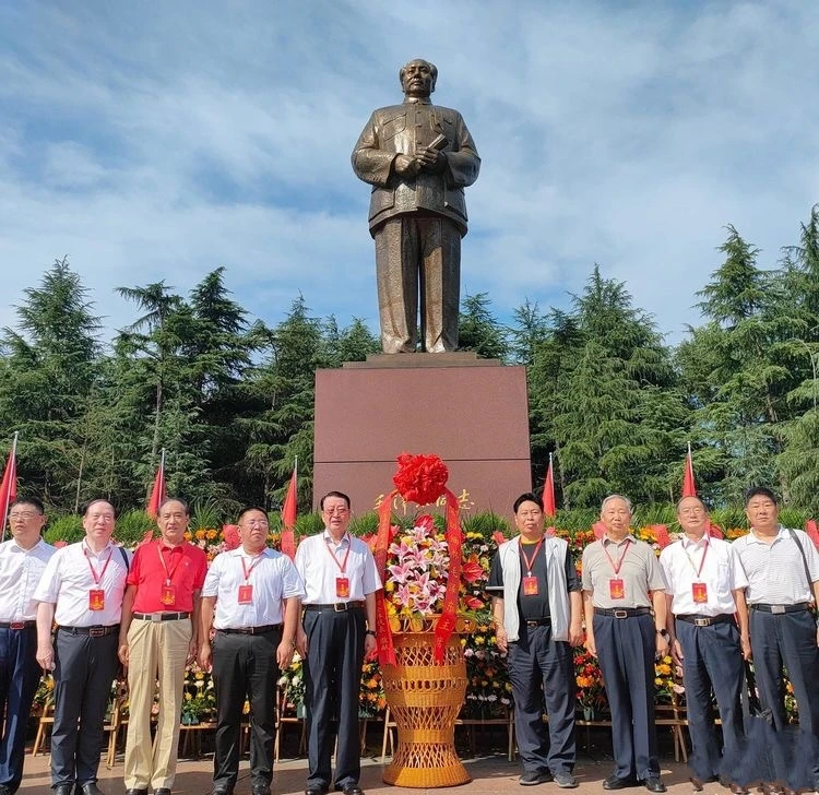 图为向毛泽东主席铜像敬献花篮场景1