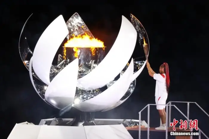 7月23日，第32届夏季奥林匹克运动会开幕式在日本东京新国立竞技场举行。图为日本网球运动员大坂直美点燃主火炬。