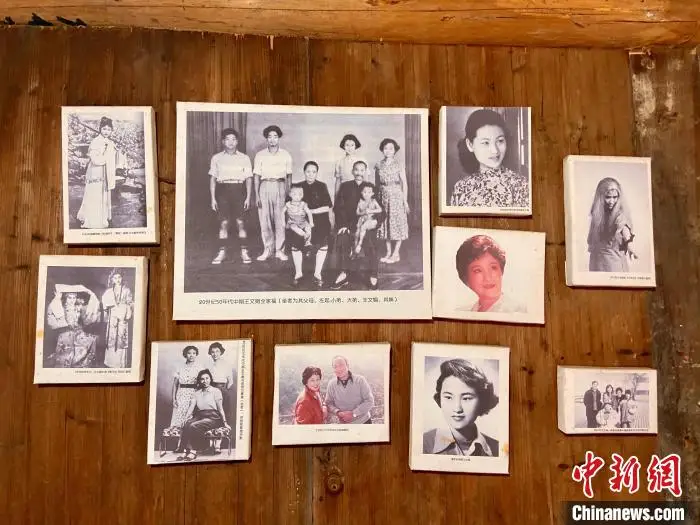 王文娟旧居内的墙上，挂着诸多王文娟生前照片 项菁 摄