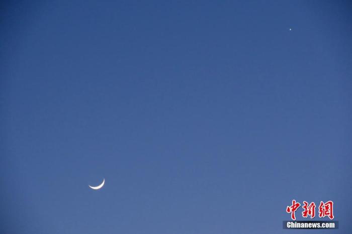 资料图：此前，北京，天气晴好，太阳落山之后，天宇“金星合月”天文景观清晰可见。<a target='_blank' href='http://www.chinanews.com/'>中新社</a>记者 孙自法 摄