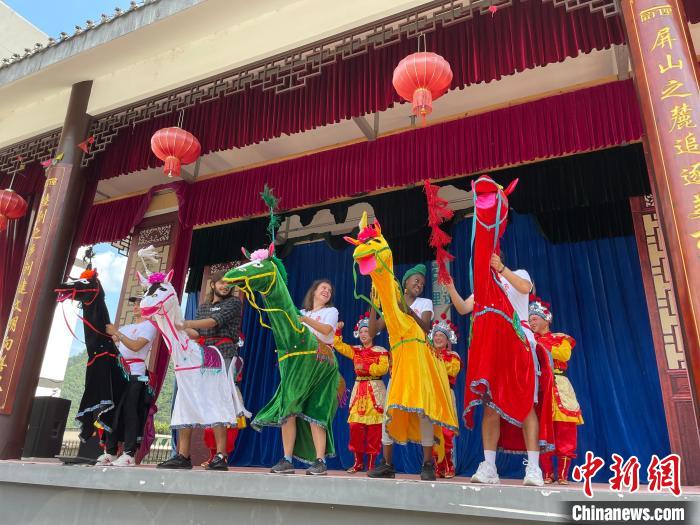 “洋学生”进杭州乡村：学睦剧跳竹马 着迷中国传统文化