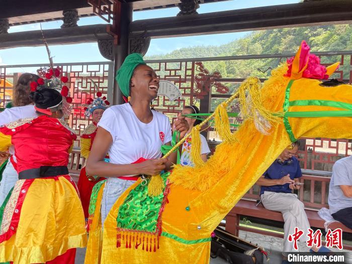 “洋学生”进杭州乡村：学睦剧跳竹马 着迷中国传统文化