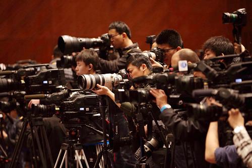 11月5日，媒体记者在高官会会场采访拍摄。当日，2014年亚太经合组织（APEC）最后一次高官会在北京国家会议中心开始举行，拉开了今年APEC领导人会议周大幕。新华社记者 金立旺 摄
