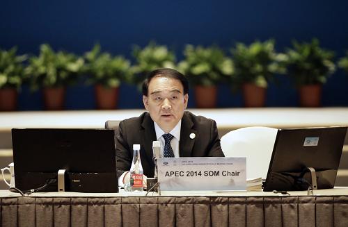 11月5日，2014年亚太经合组织（APEC）最后一次高官会在北京国家会议中心开始举行，拉开了今年APEC领导人会议周大幕。高官会主席、外交部副部长李保东主持会议。新华社记者 殷刚 摄 