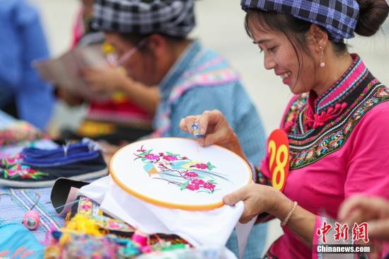 贵州“指尖经济”妇女特色手工产业产值5年达60亿