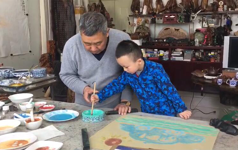 4岁小阿星，随妈妈和杨永安爷爷触摸中国毛笔绘画艺术