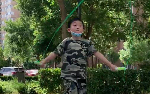 小学一年级第二学期了，小阿星从绳子都不会舞的菜鸟变成了挑战花样跳绳的小能手