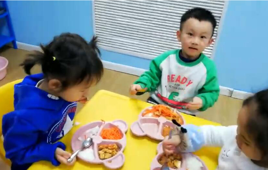 幼儿园里体验集体吃饭