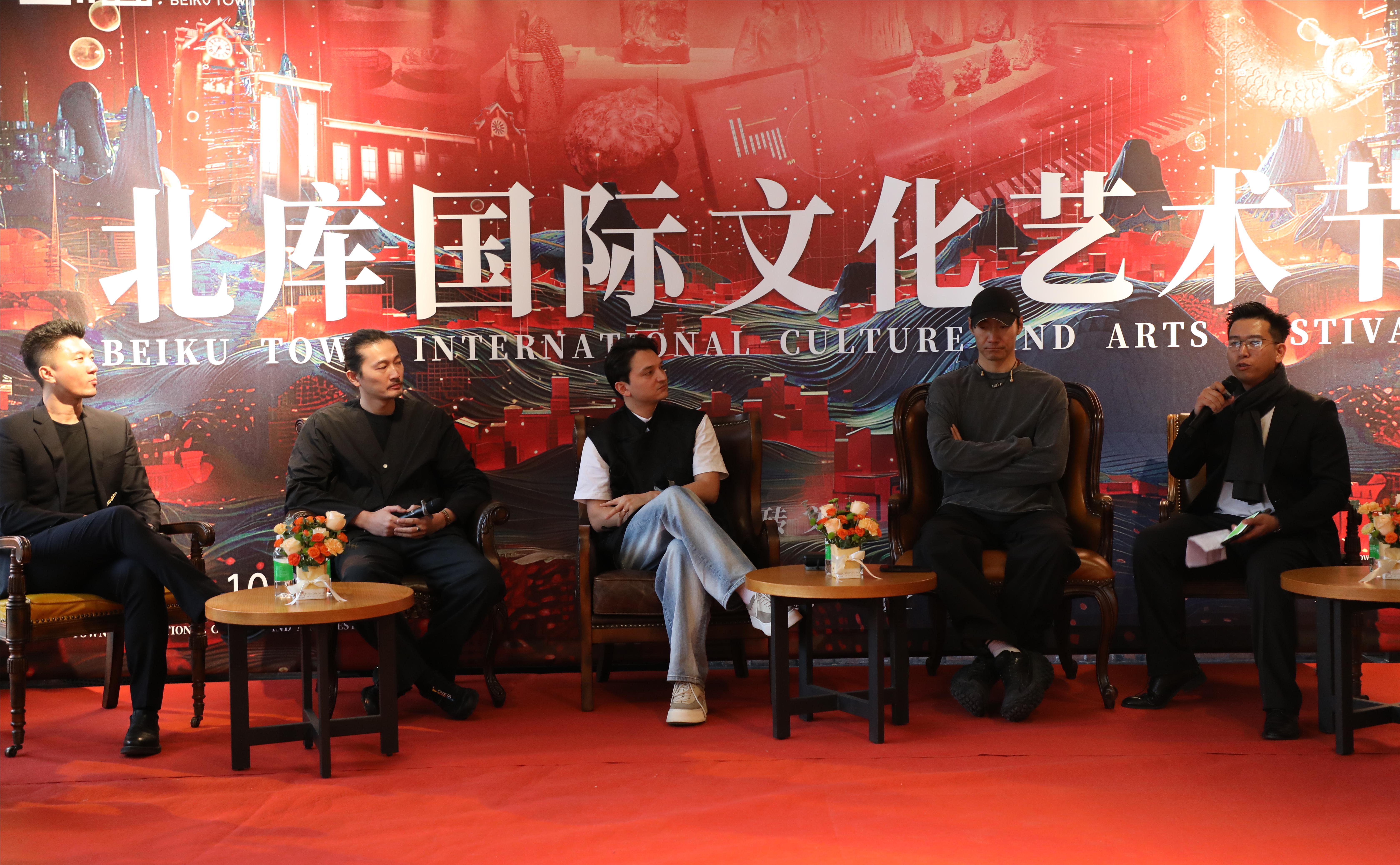 诸位嘉宾就艺术的跨界发展进行热烈讨论 （左：唐寅、郭海峰、玉米提、张傲月、黄庆庆）