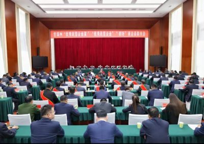 甘南州“优秀民营企业家”“优秀民营企业”和“四好”商会表彰大会召开 何谋保出席并讲话 杨武主持 胡晓华出席