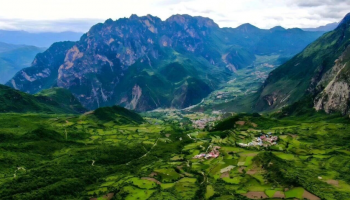 白龙江畔绿生金